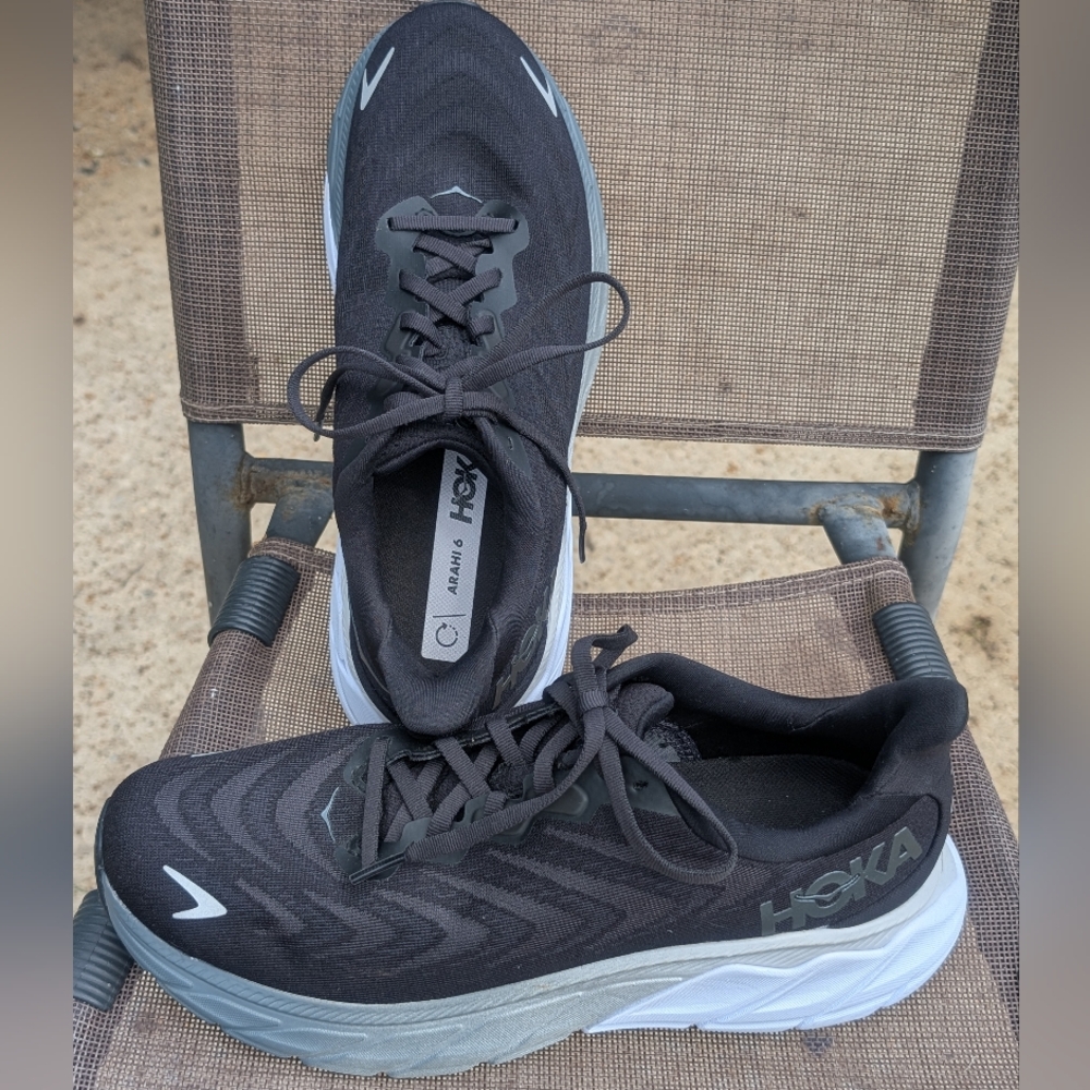 HOKA Arahi 6 Men's Size 8D.  Like New Condition.